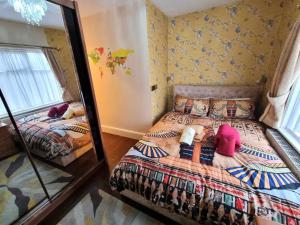 Centrally located in Canterbury with two bedrooms and a sofa bed