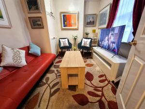 Centrally located in Canterbury with two bedrooms and a sofa bed