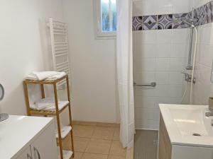 Maisons de vacances pleasant gite, with collective heated swimming pool, in the heart of the alpilles in mouries, 4/6 people. : photos des chambres
