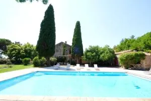 beautiful provencal mas with pool in the center of the village of maussane les alpilles – sleeps 14 - 莫桑莱阿尔皮莱