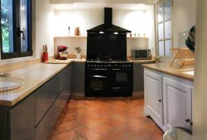 Villas beautiful provencal mas with pool in the center of the village of maussane les alpilles – sleeps 14 : photos des chambres
