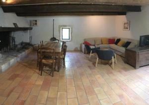 typical provencal farm in an exceptional natural site, the alpilles park - 8 people.