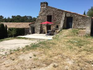 typical provencal farm in an exceptional natural site, the alpilles park - 8 people.
