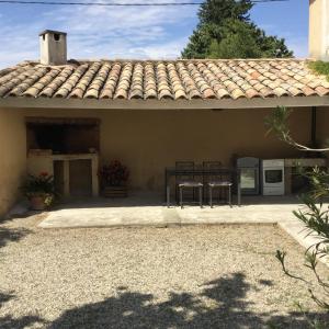 Provencal part with private pool, near Avignon, 6 sleeps.