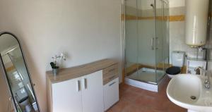 Villas Provencal part with private pool, near Avignon, 6 sleeps. : photos des chambres