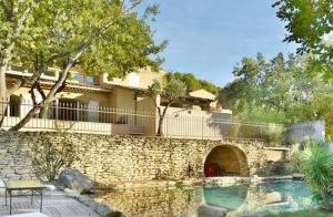 Maisons de vacances Charming Provencal Mas with pool by Taillades, close to Cavaillon in the Luberon, sleeps 6. : photos des chambres
