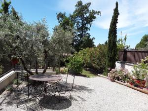Maisons de vacances Charming Provencal Mas with pool by Taillades, close to Cavaillon in the Luberon, sleeps 6. : photos des chambres