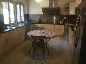 Maisons de vacances Charming Provencal Mas with pool by Taillades, close to Cavaillon in the Luberon, sleeps 6. : photos des chambres