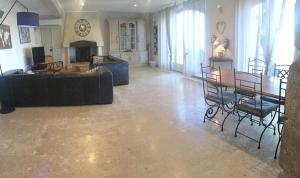 Maisons de vacances Charming Provencal Mas with pool by Taillades, close to Cavaillon in the Luberon, sleeps 6. : photos des chambres