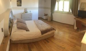 Maisons de vacances Charming Provencal Mas with pool by Taillades, close to Cavaillon in the Luberon, sleeps 6. : photos des chambres