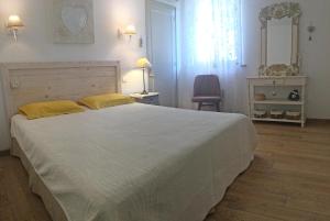 Maisons de vacances Charming Provencal Mas with pool by Taillades, close to Cavaillon in the Luberon, sleeps 6. : photos des chambres