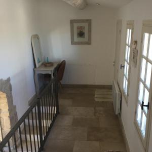 Maisons de vacances Charming Provencal Mas with pool by Taillades, close to Cavaillon in the Luberon, sleeps 6. : photos des chambres