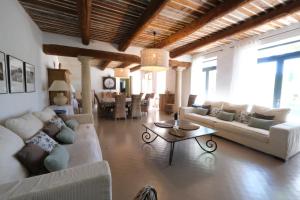 magnificient property with heated swimming-pool in the luberon - 14 persons