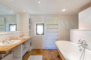 magnificient property with heated swimming-pool in the luberon - 14 persons