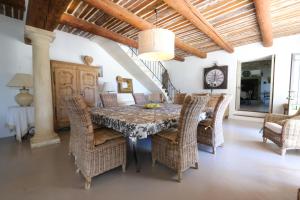 Villas magnificient property with heated swimming-pool in the luberon - 14 persons : photos des chambres