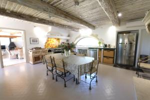 Villas magnificient property with heated swimming-pool in the luberon - 14 persons : photos des chambres