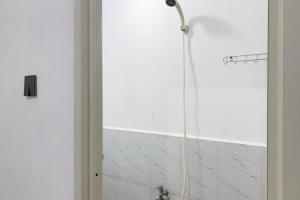 Penginapan Dheas near Bandara City Mall Mitra RedDoorz