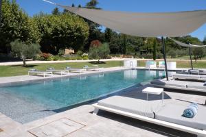 Villas provencal farm house with heated pool located to salon de provence, 12 people : photos des chambres