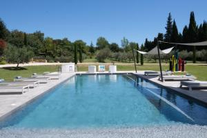 Villas provencal farm house with heated pool located to salon de provence, 12 people : photos des chambres