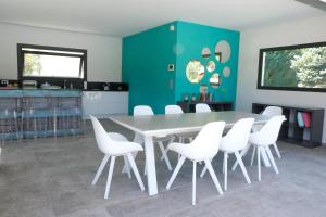 Villas provencal farm house with heated pool located to salon de provence, 12 people : photos des chambres