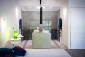 Villas provencal farm house with heated pool located to salon de provence, 12 people : photos des chambres