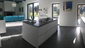 Villas provencal farm house with heated pool located to salon de provence, 12 people : photos des chambres