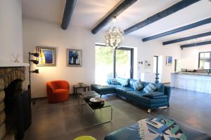 Villas provencal farm house with heated pool located to salon de provence, 12 people : photos des chambres