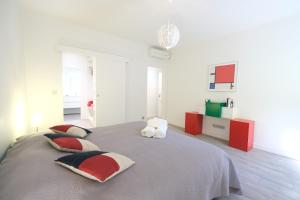 Villas provencal farm house with heated pool located to salon de provence, 12 people : photos des chambres