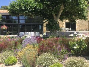 Villas provencal farm house with heated pool located to salon de provence, 12 people : photos des chambres