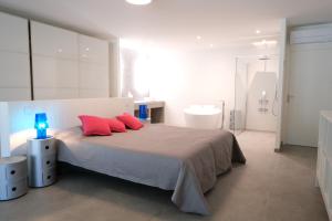 Villas provencal farm house with heated pool located to salon de provence, 12 people : photos des chambres