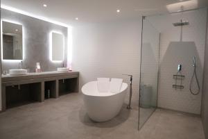 Villas provencal farm house with heated pool located to salon de provence, 12 people : photos des chambres