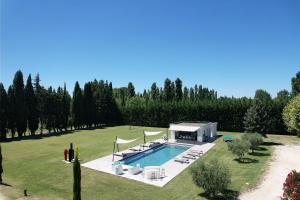 Villas provencal farm house with heated pool located to salon de provence, 12 people : photos des chambres