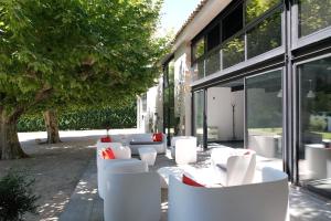 Villas provencal farm house with heated pool located to salon de provence, 12 people : photos des chambres
