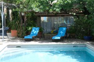 jolie location, maison avec piscine et joli jardin fleuri, à oppède dans le luberon en provence – 6 personnes