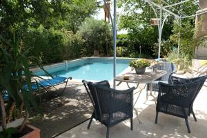 jolie location, maison avec piscine et joli jardin fleuri, à oppède dans le luberon en provence – 6 personnes