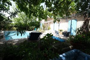 jolie location, maison avec piscine et joli jardin fleuri, à oppède dans le luberon en provence – 6 personnes