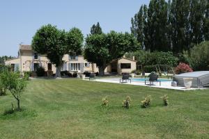 typical provencal mas with heated pool, 10 people, in the countryside of cavaillon, luberon, provence.