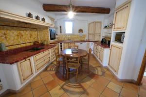 Villas typical provencal mas with heated pool, 10 people, in the countryside of cavaillon, luberon, provence. : photos des chambres