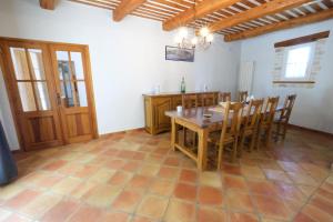 Villas typical provencal mas with heated pool, 10 people, in the countryside of cavaillon, luberon, provence. : photos des chambres