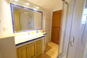 Villas typical provencal mas with heated pool, 10 people, in the countryside of cavaillon, luberon, provence. : photos des chambres