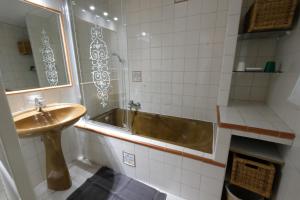 Villas typical provencal mas with heated pool, 10 people, in the countryside of cavaillon, luberon, provence. : photos des chambres