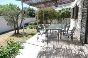 Villas charming vacation rental with heated pool at the foot of the alpilles, in aureille, close to the center of the village on foot, sleeps 6/8 people in provence. : photos des chambres