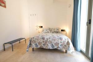 Villas charming vacation rental with heated pool at the foot of the alpilles, in aureille, close to the center of the village on foot, sleeps 6/8 people in provence. : photos des chambres