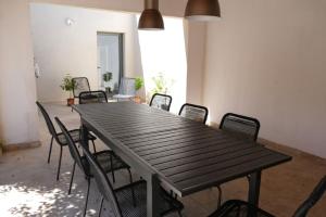 Villas charming vacation rental with heated pool at the foot of the alpilles, in aureille, close to the center of the village on foot, sleeps 6/8 people in provence. : photos des chambres