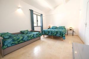 Villas charming vacation rental with heated pool at the foot of the alpilles, in aureille, close to the center of the village on foot, sleeps 6/8 people in provence. : photos des chambres
