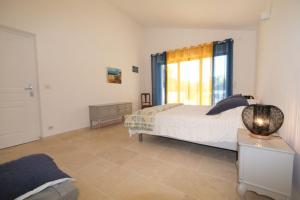 Villas charming vacation rental with heated pool at the foot of the alpilles, in aureille, close to the center of the village on foot, sleeps 6/8 people in provence. : photos des chambres