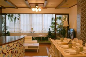 난바역 전철12분 최대9명 니시타나베역 도보 10초 호텔 침대커버