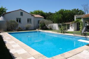 Villas vacation rental with pool and poolhouse, close to arles in moules- sleeps 8 : photos des chambres