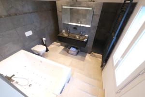 Villas vacation rental with pool and poolhouse, close to arles in moules- sleeps 8 : photos des chambres