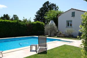 Villas vacation rental with pool and poolhouse, close to arles in moules- sleeps 8 : photos des chambres